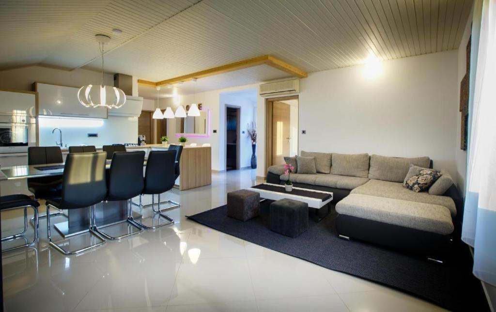 Foric Apartments With Outdoor Heated Pool Rab Town Eksteriør bilde