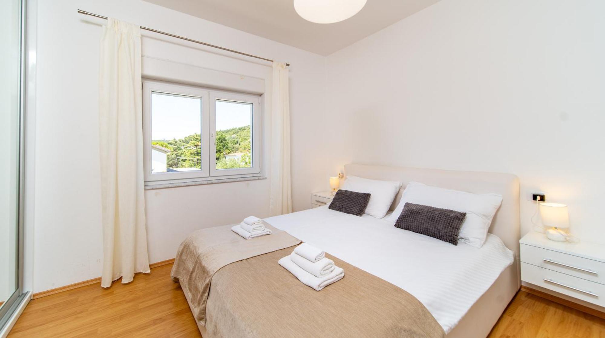 Foric Apartments With Outdoor Heated Pool Rab Town Eksteriør bilde