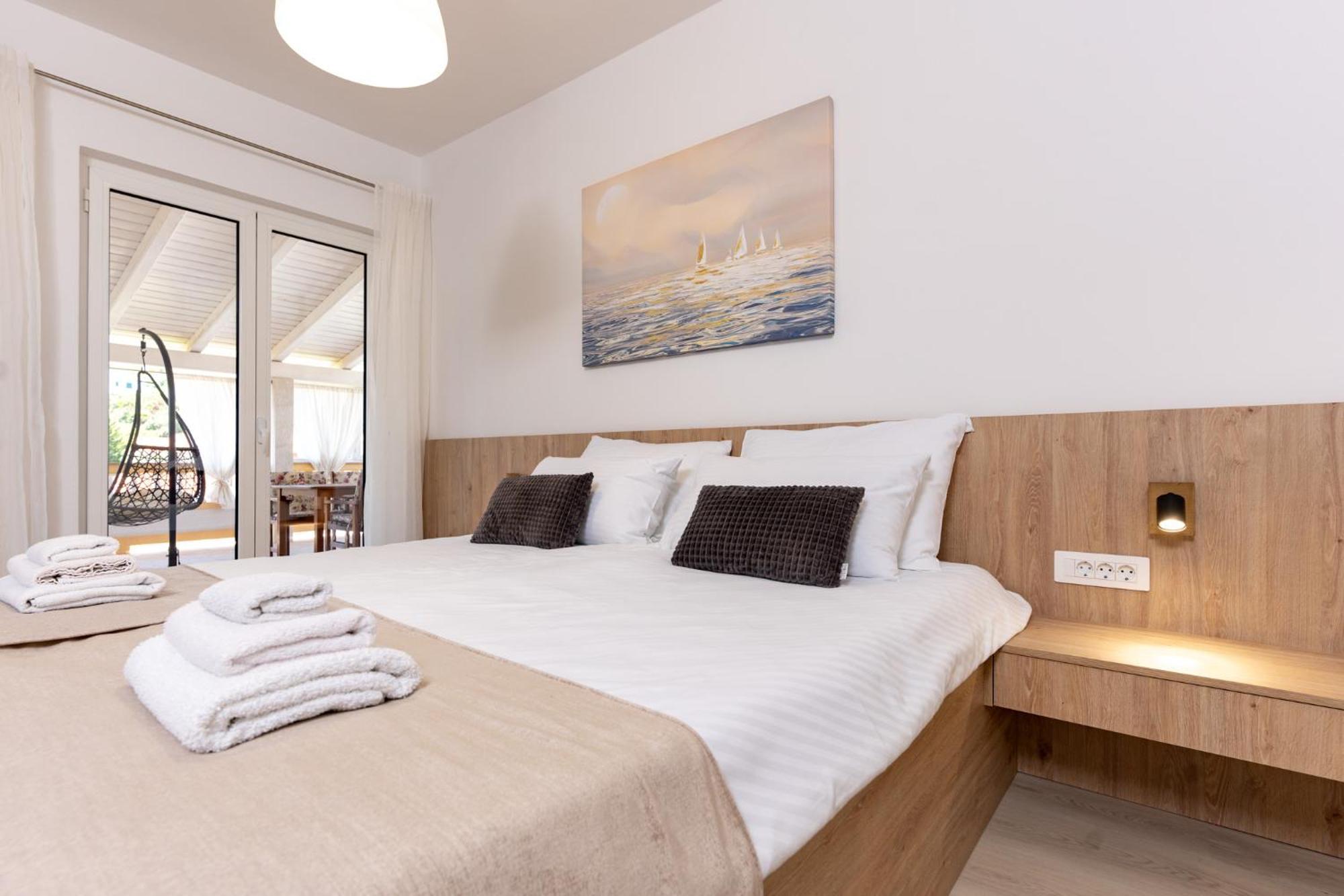Foric Apartments With Outdoor Heated Pool Rab Town Eksteriør bilde