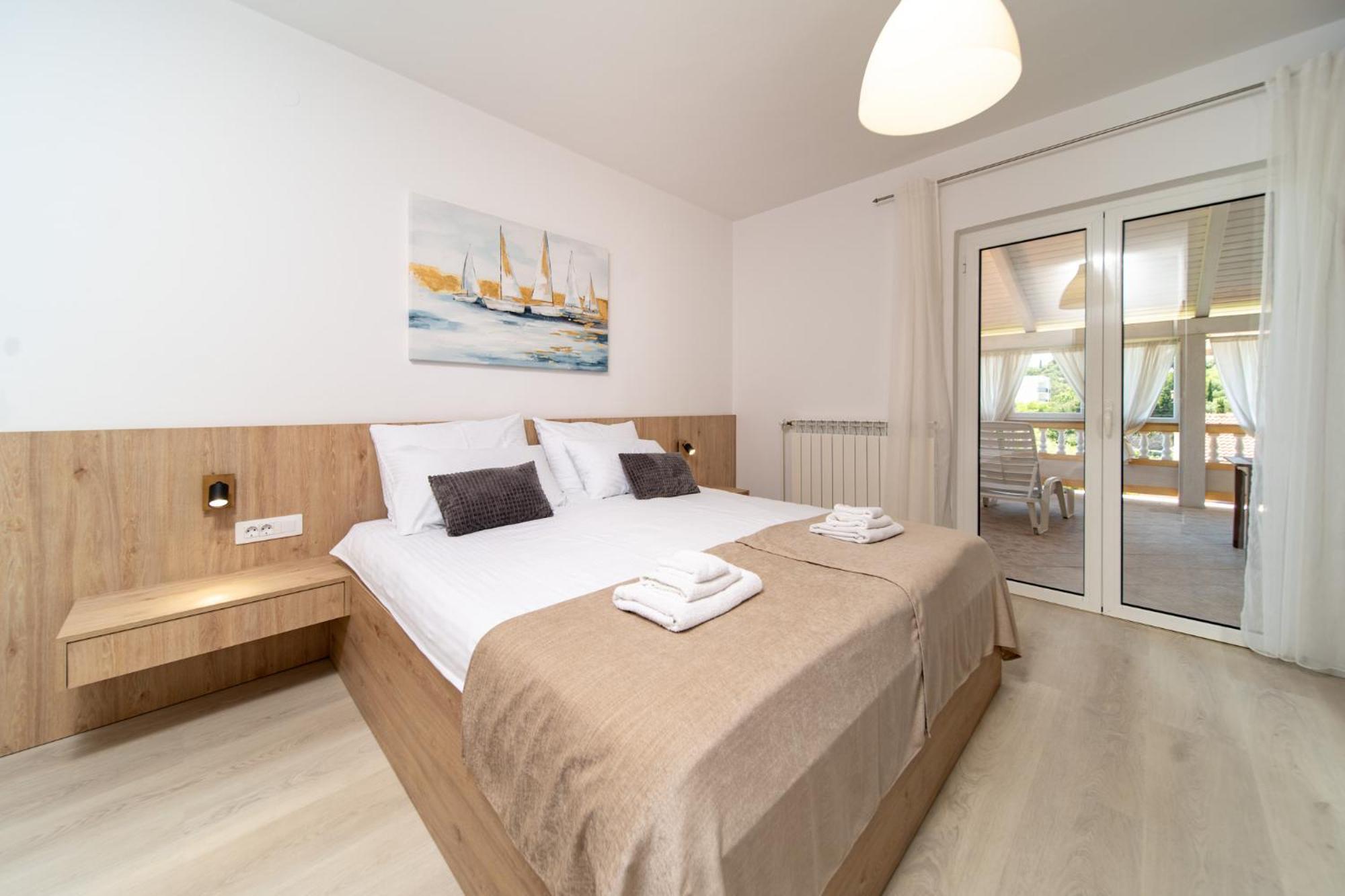 Foric Apartments With Outdoor Heated Pool Rab Town Eksteriør bilde