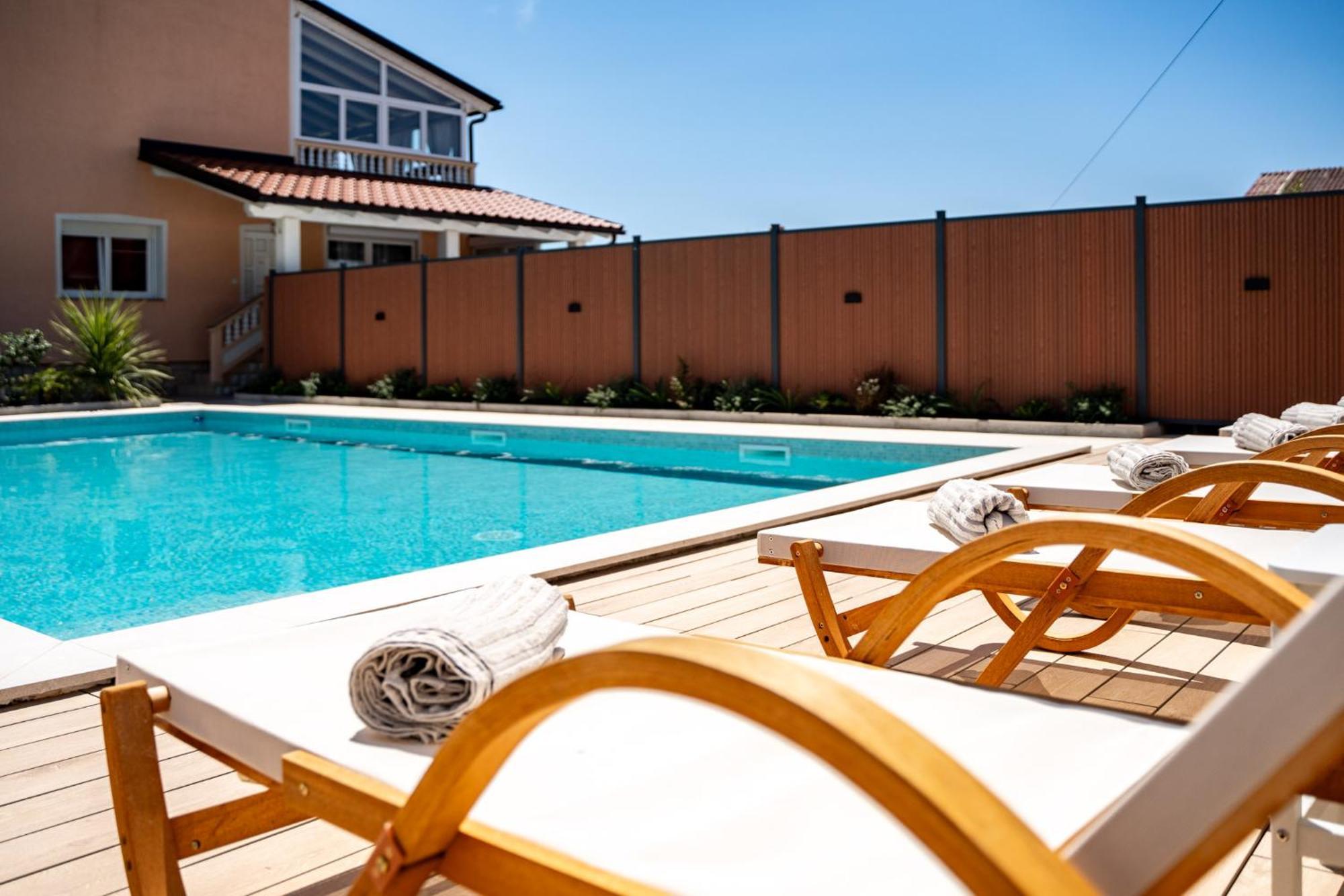 Foric Apartments With Outdoor Heated Pool Rab Town Eksteriør bilde