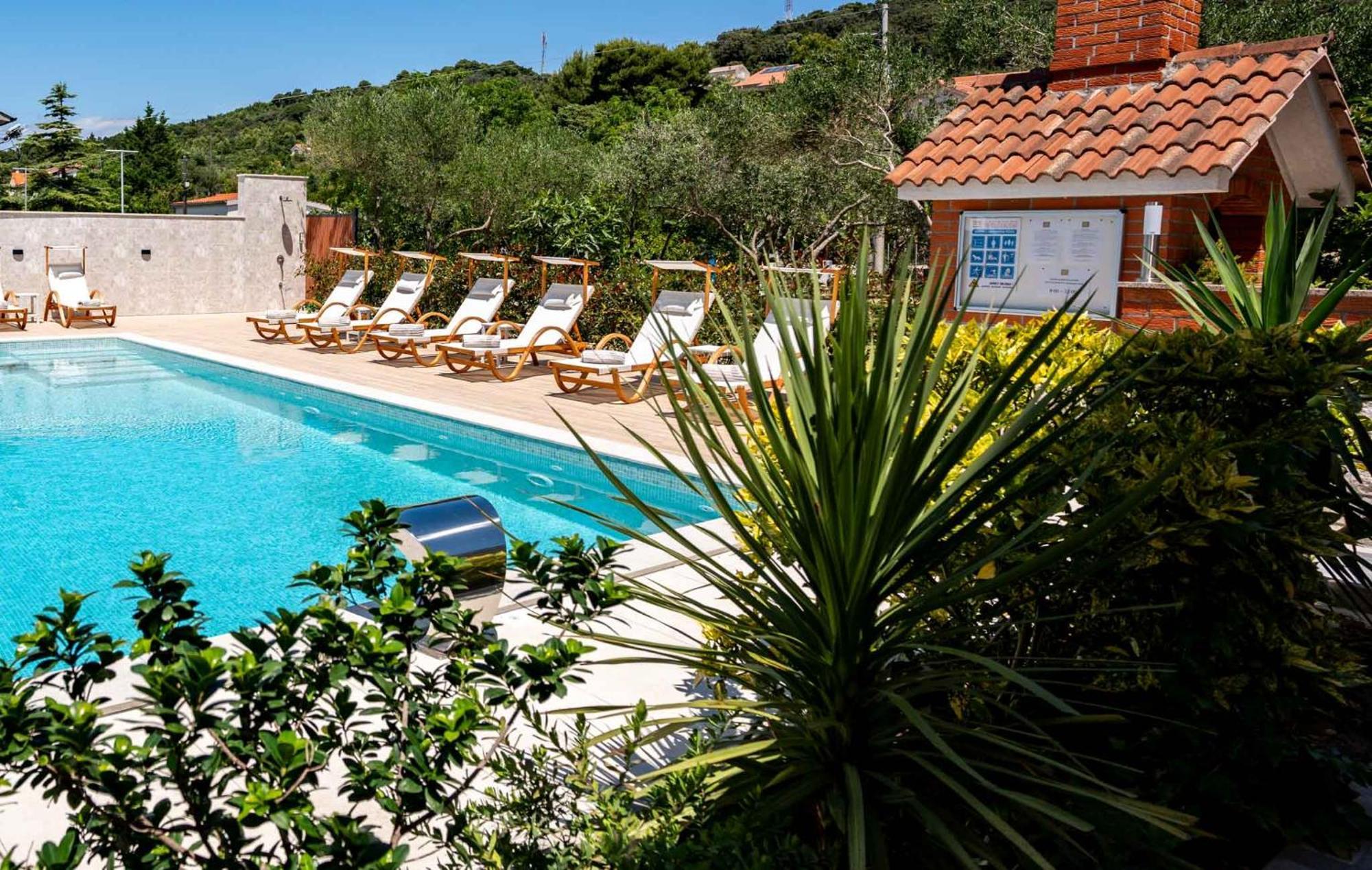 Foric Apartments With Outdoor Heated Pool Rab Town Eksteriør bilde