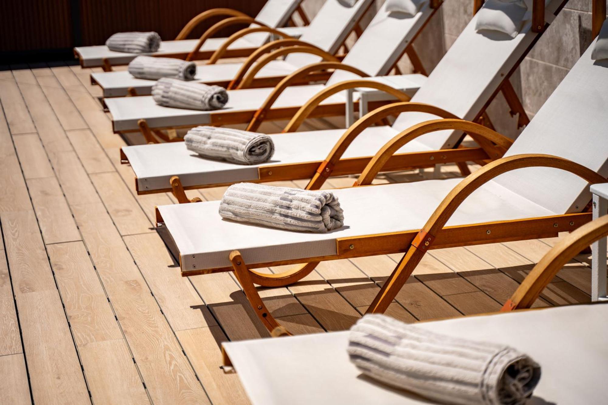 Foric Apartments With Outdoor Heated Pool Rab Town Eksteriør bilde