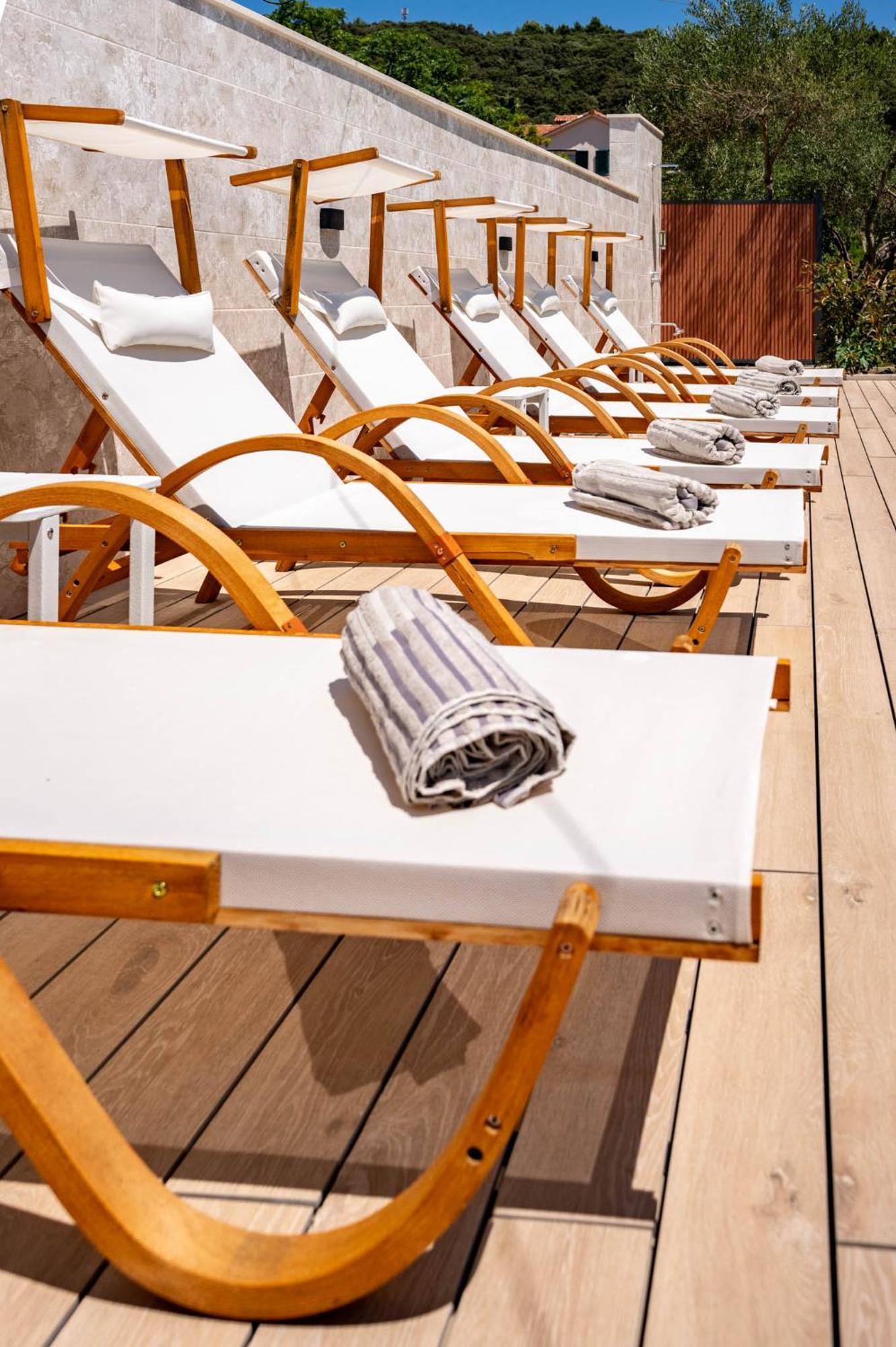 Foric Apartments With Outdoor Heated Pool Rab Town Eksteriør bilde