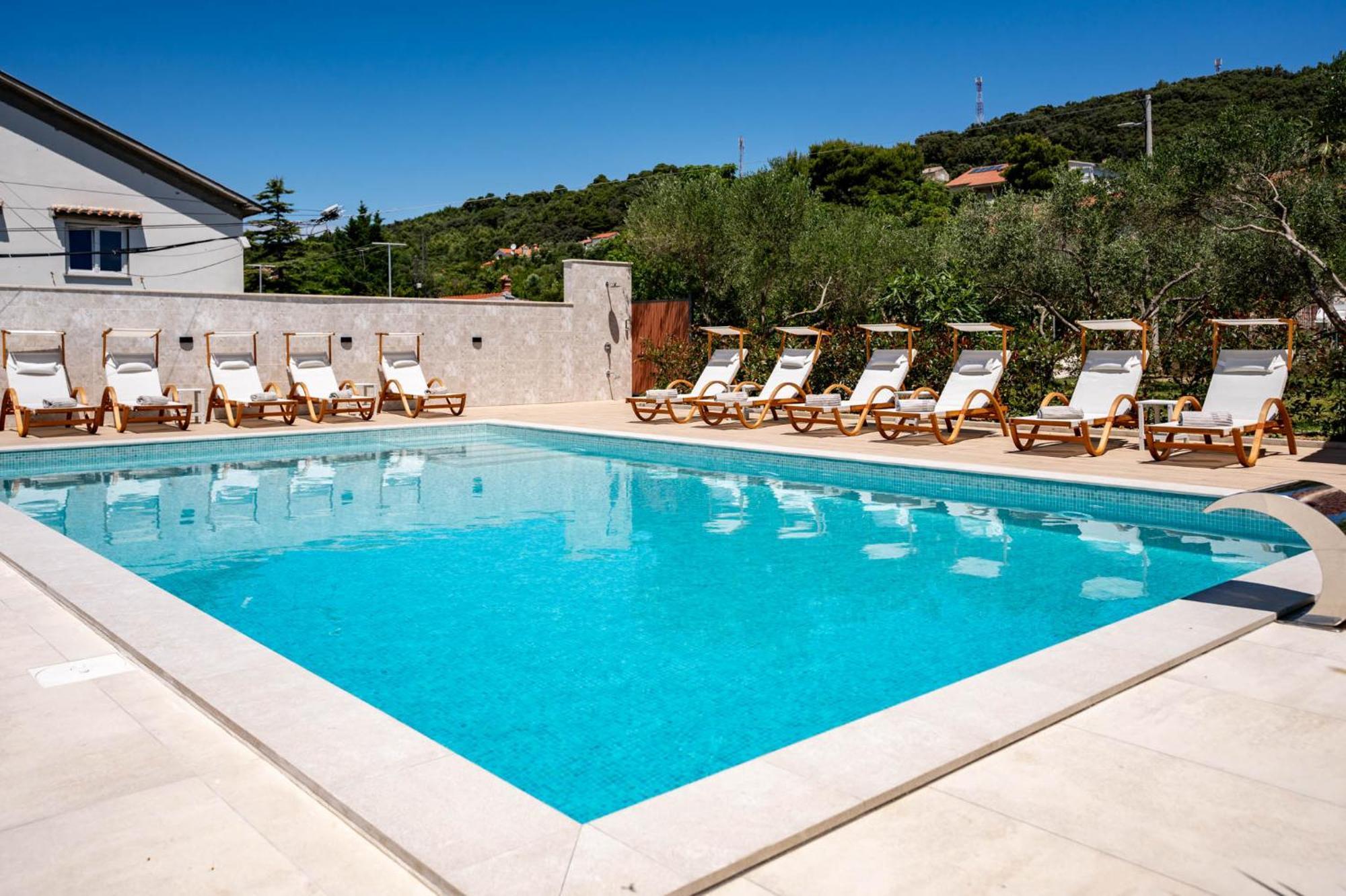 Foric Apartments With Outdoor Heated Pool Rab Town Eksteriør bilde