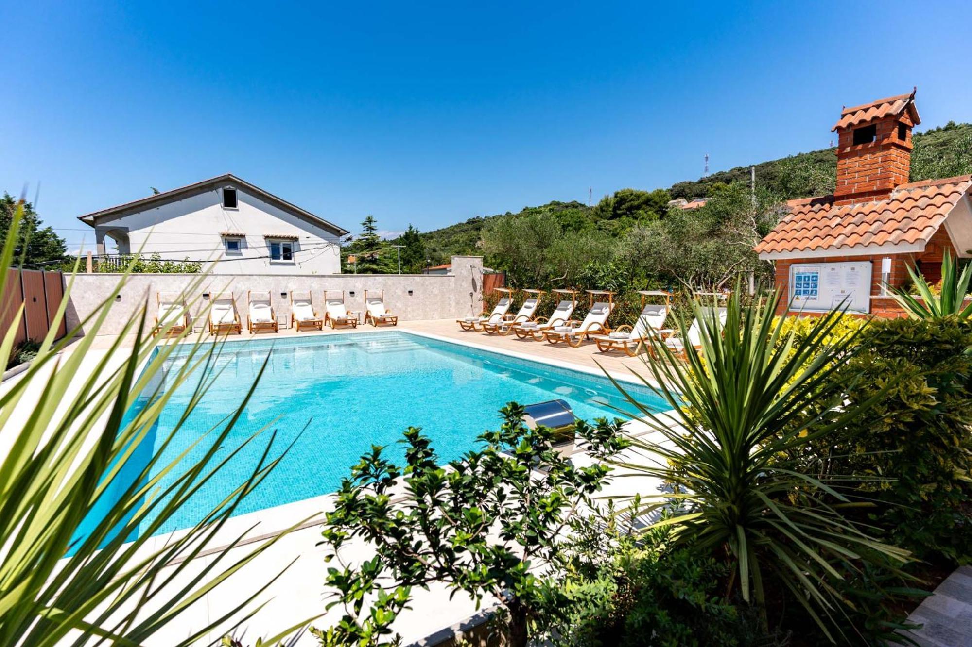 Foric Apartments With Outdoor Heated Pool Rab Town Eksteriør bilde