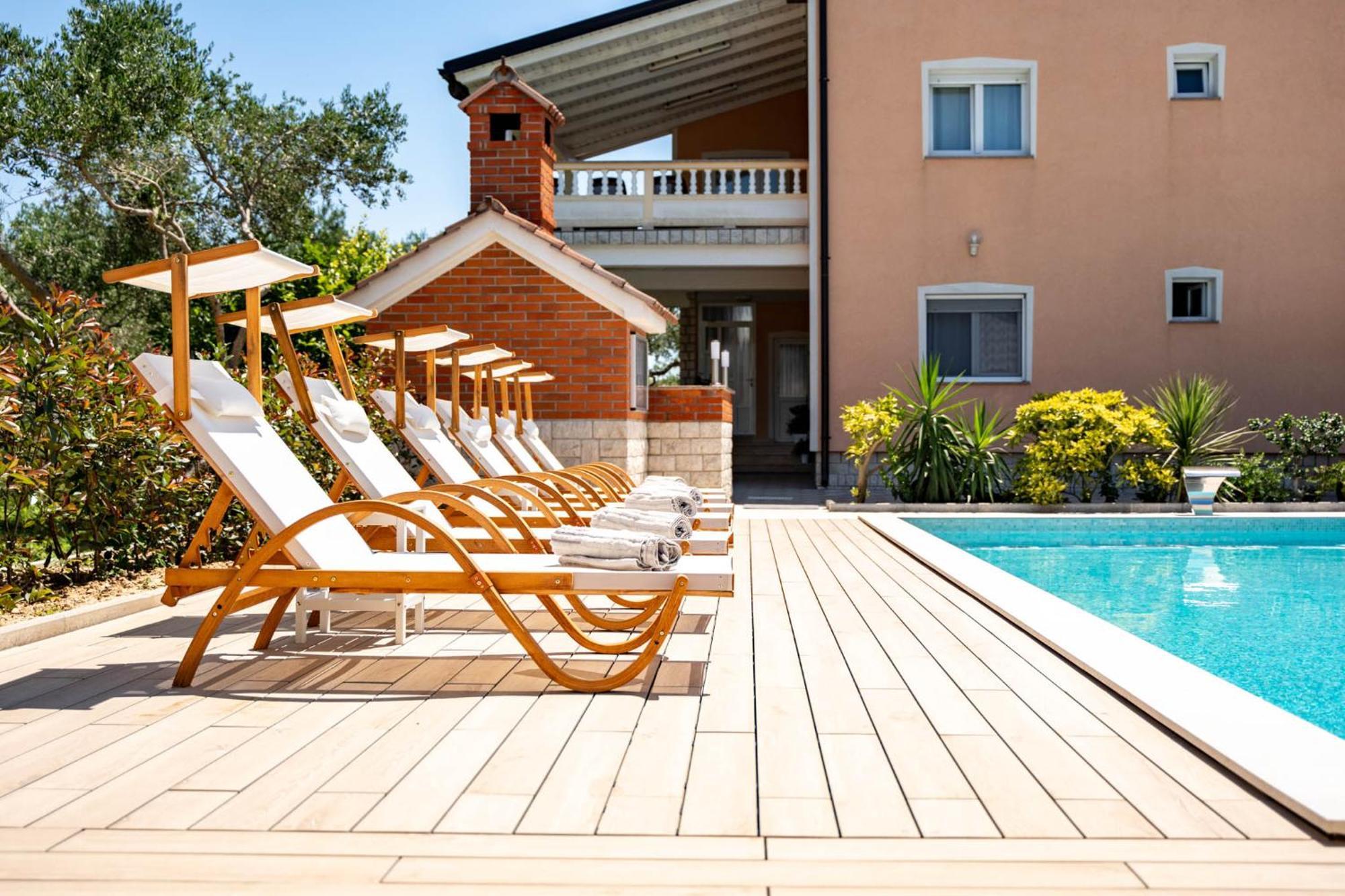 Foric Apartments With Outdoor Heated Pool Rab Town Eksteriør bilde