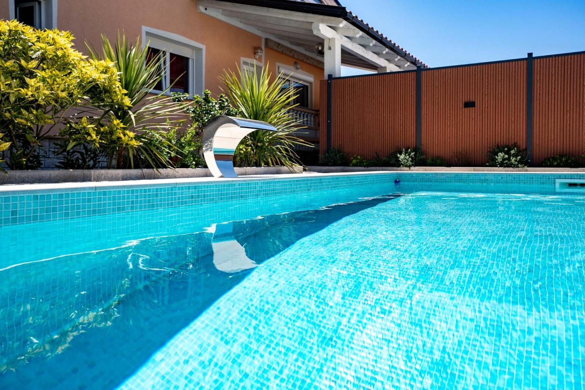 Foric Apartments With Outdoor Heated Pool Rab Town Eksteriør bilde