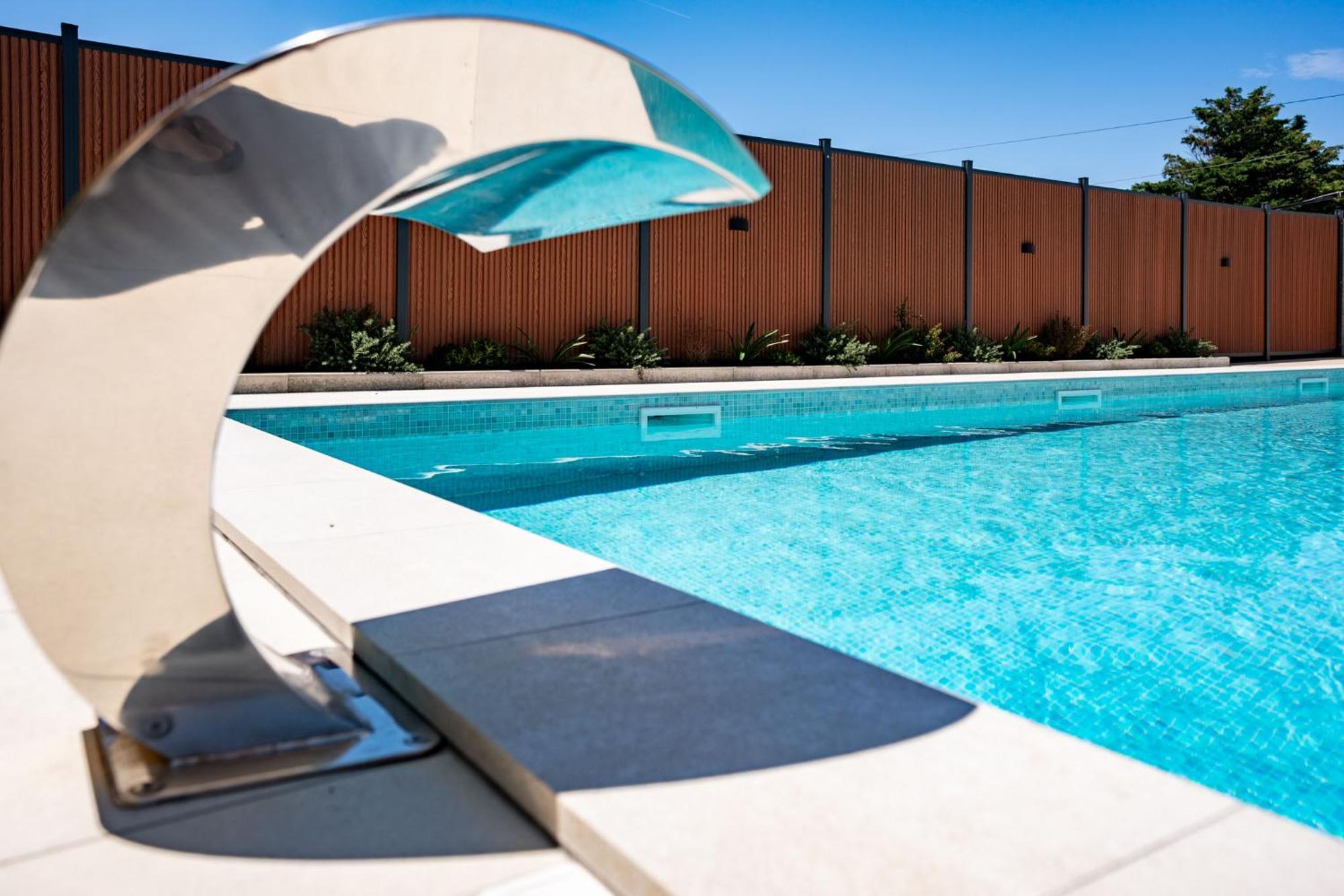 Foric Apartments With Outdoor Heated Pool Rab Town Eksteriør bilde