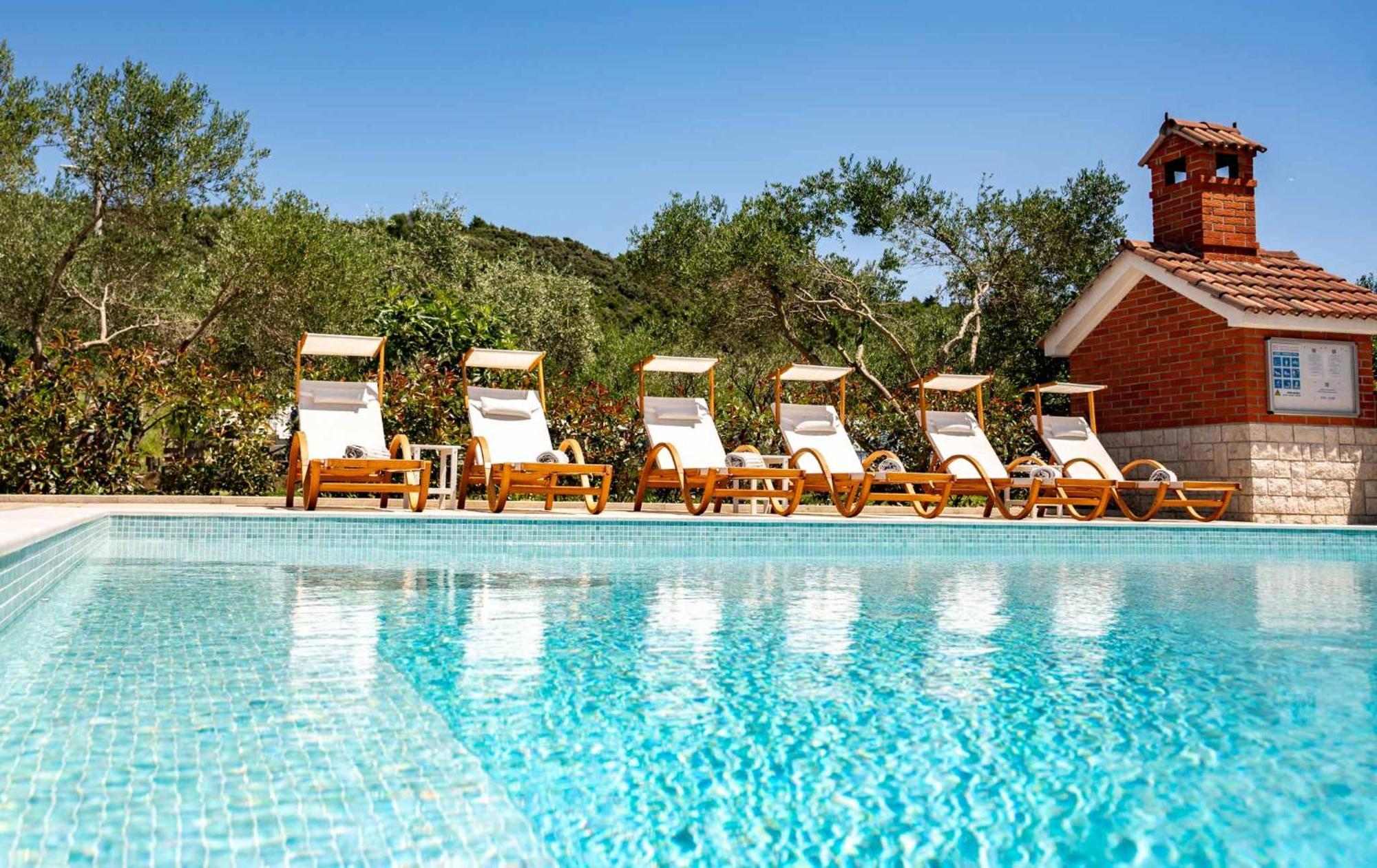 Foric Apartments With Outdoor Heated Pool Rab Town Eksteriør bilde
