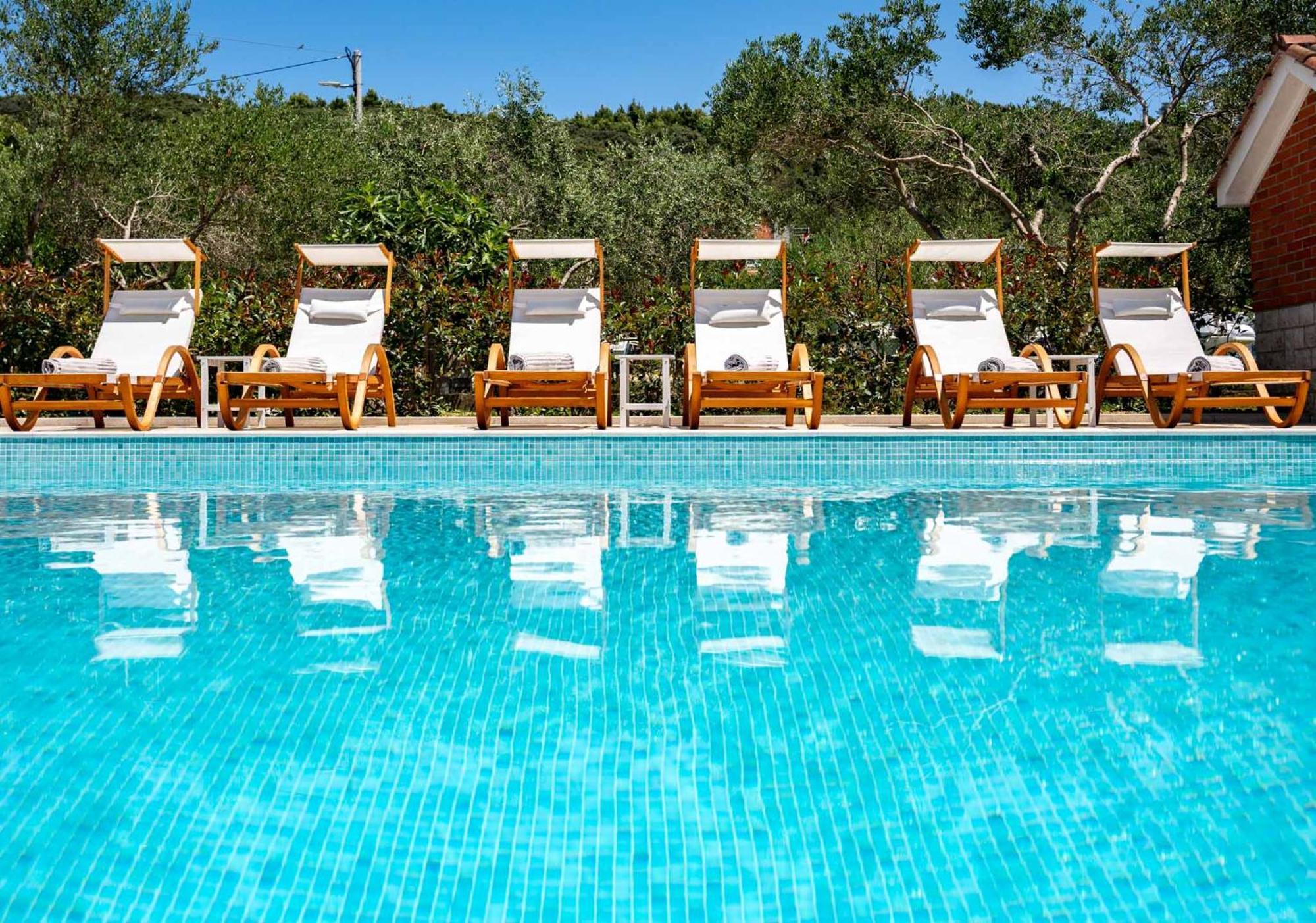 Foric Apartments With Outdoor Heated Pool Rab Town Eksteriør bilde