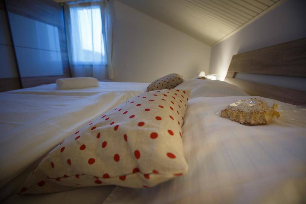 Foric Apartments With Outdoor Heated Pool Rab Town Eksteriør bilde